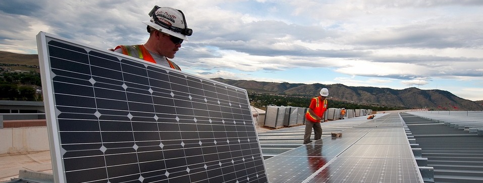 mannen installeren zonnepanelen