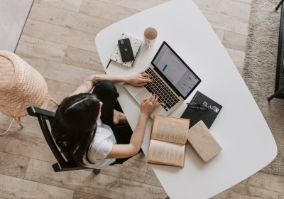 Vrouw aan bureau met laptop